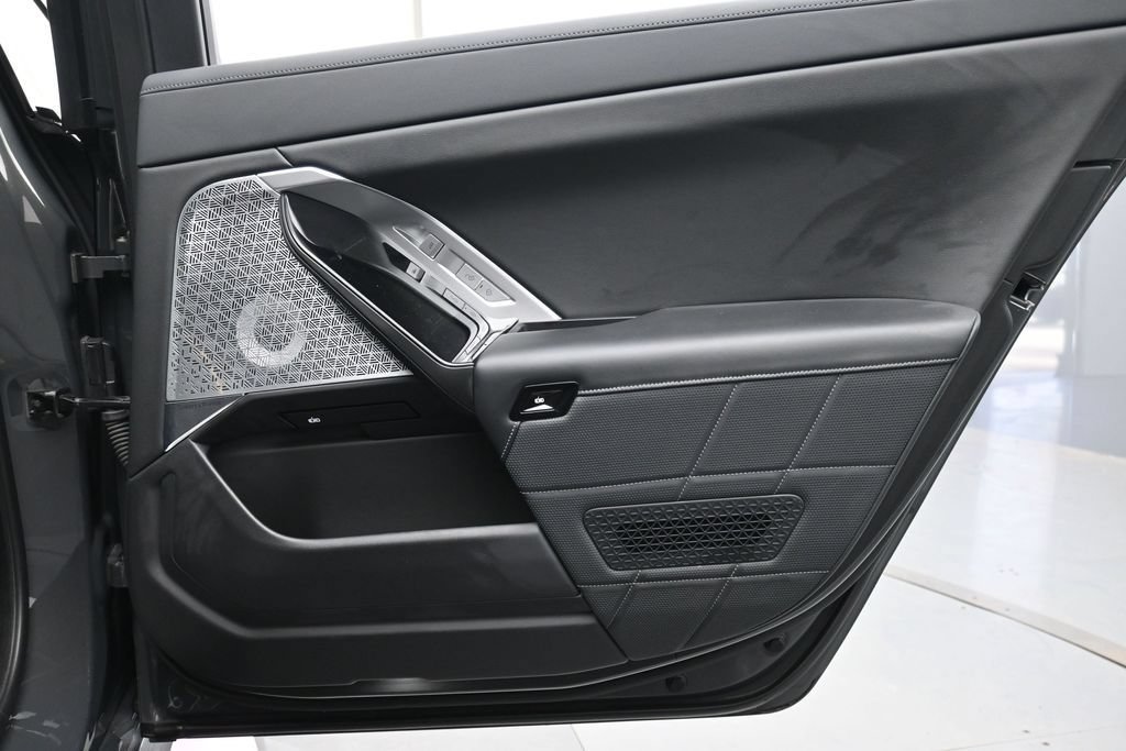 Used 2023 BMW i7 xDrive60 AWD/4WD image 24