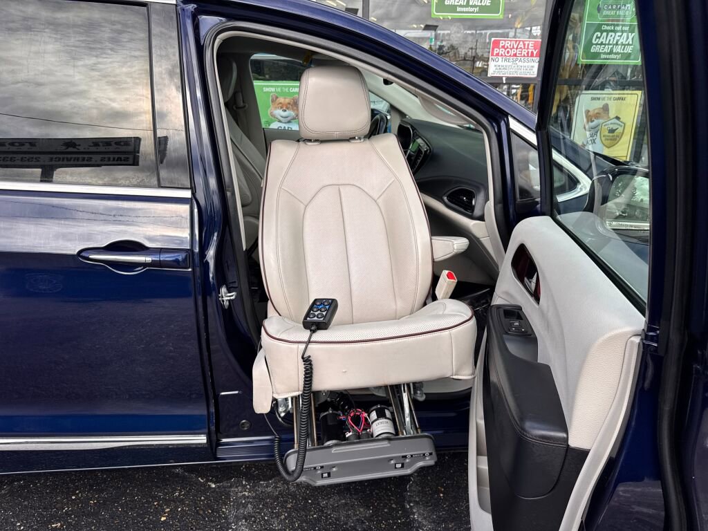 Used 2017 Chrysler Pacifica Limited FWD image 27