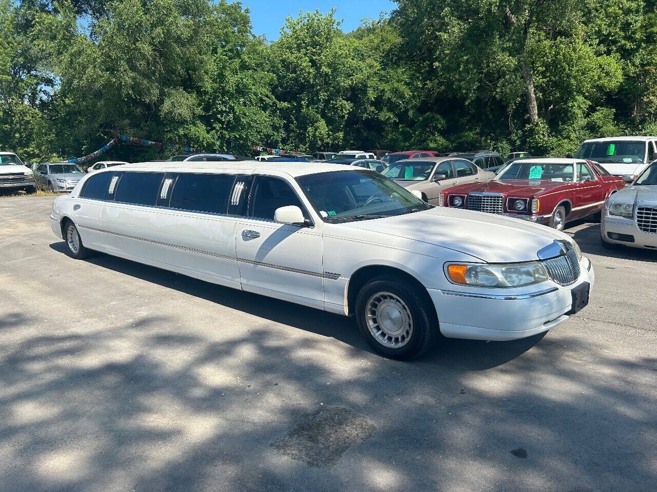 Used 1999 Lincoln Town Car Executive RWD image 1