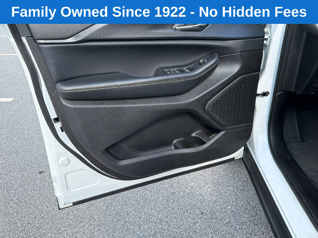 Used 2025 Jeep Grand Cherokee Altitude AWD/4WD image 10