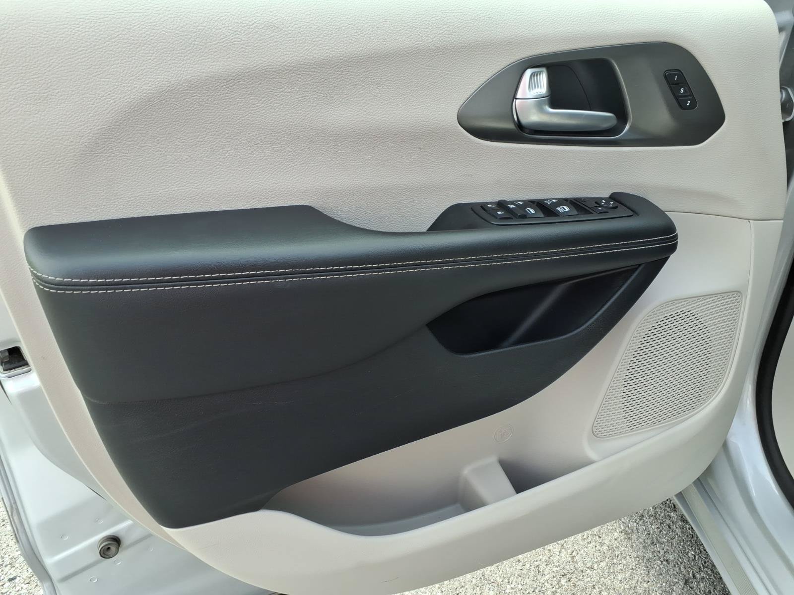 Used 2024 Chrysler Pacifica Touring-L FWD image 21