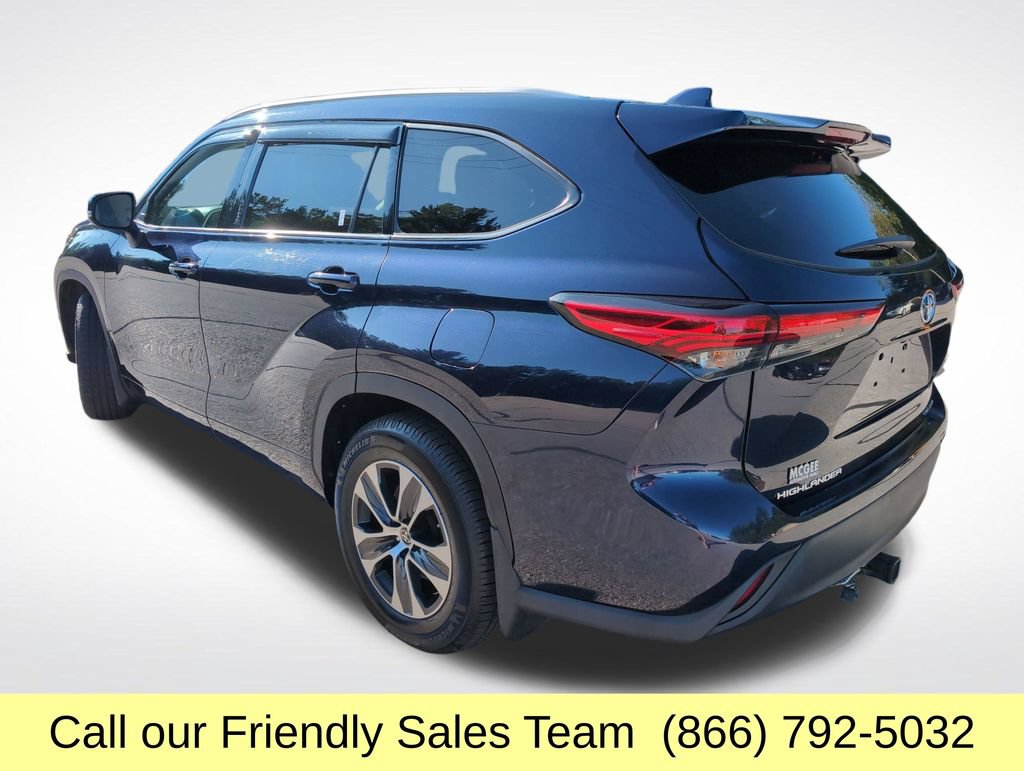 Used 2022 Toyota Highlander XLE AWD/4WD image 3