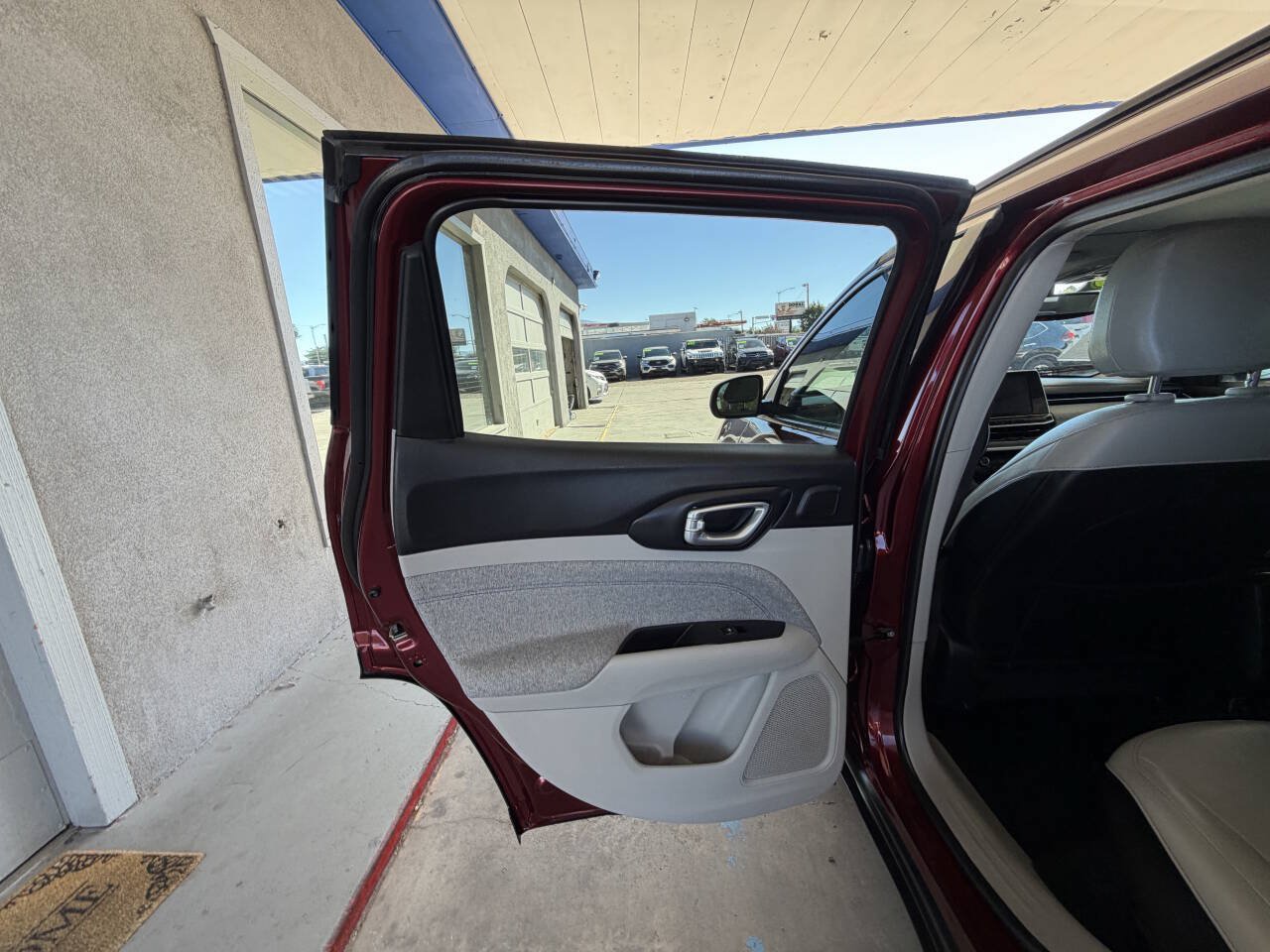 Used 2022 Jeep Compass Latitude w/ Sun and Sound Group AWD/4WD image 10