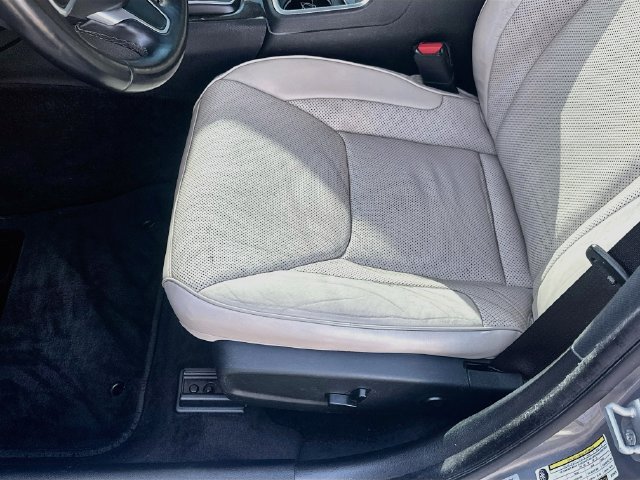 Used 2018 Chrysler 300 Limited RWD image 18