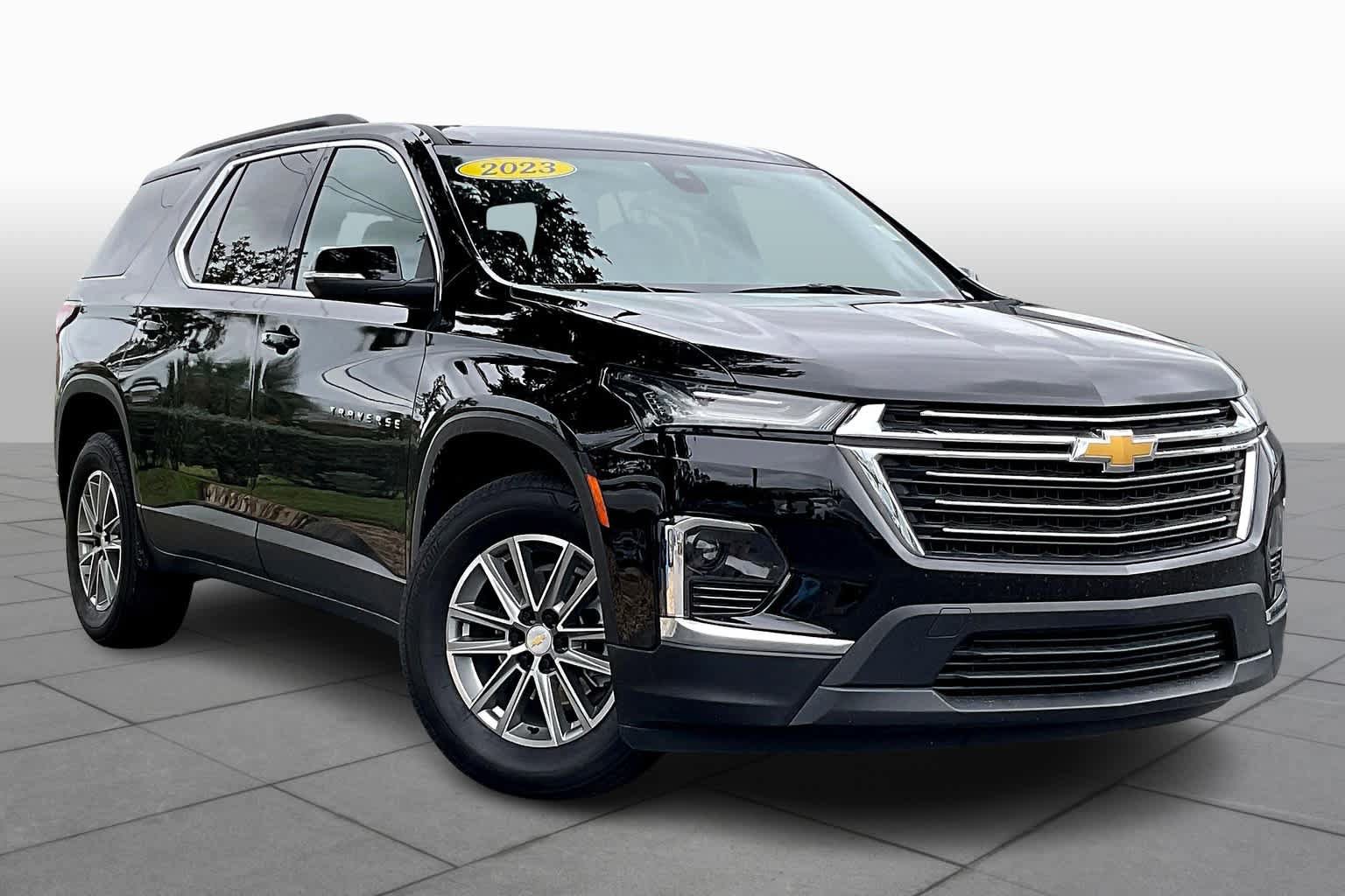 Used 2023 Chevrolet Traverse LT FWD image 3