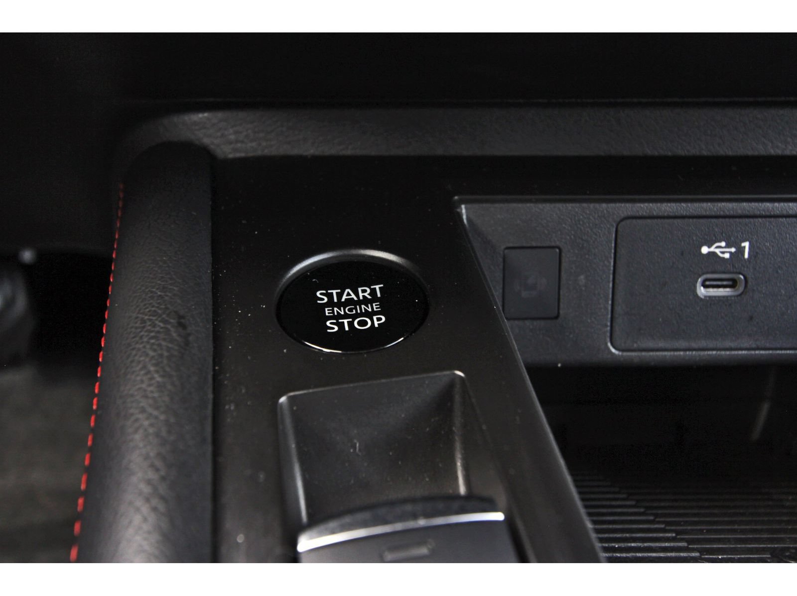 Certified 2025 Nissan Kicks SR FWD image 28