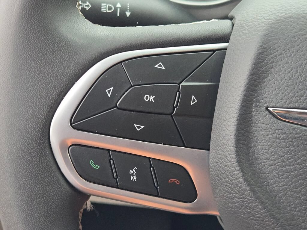 Certified 2024 Chrysler Pacifica Limited FWD image 31