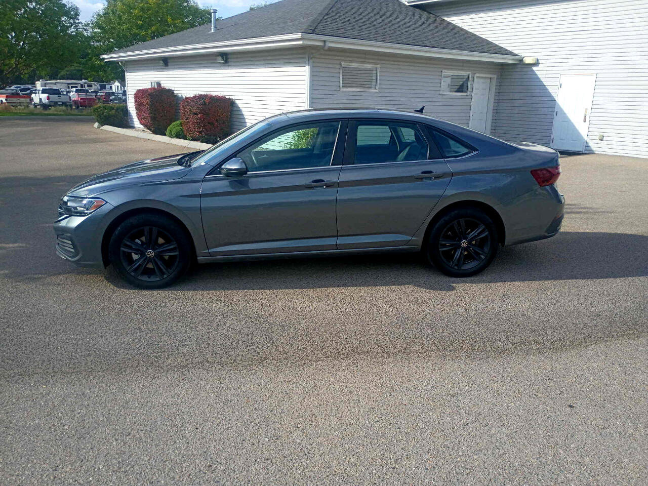 Used 2023 Volkswagen Jetta SE w/ Panoramic Sunroof Package image 2