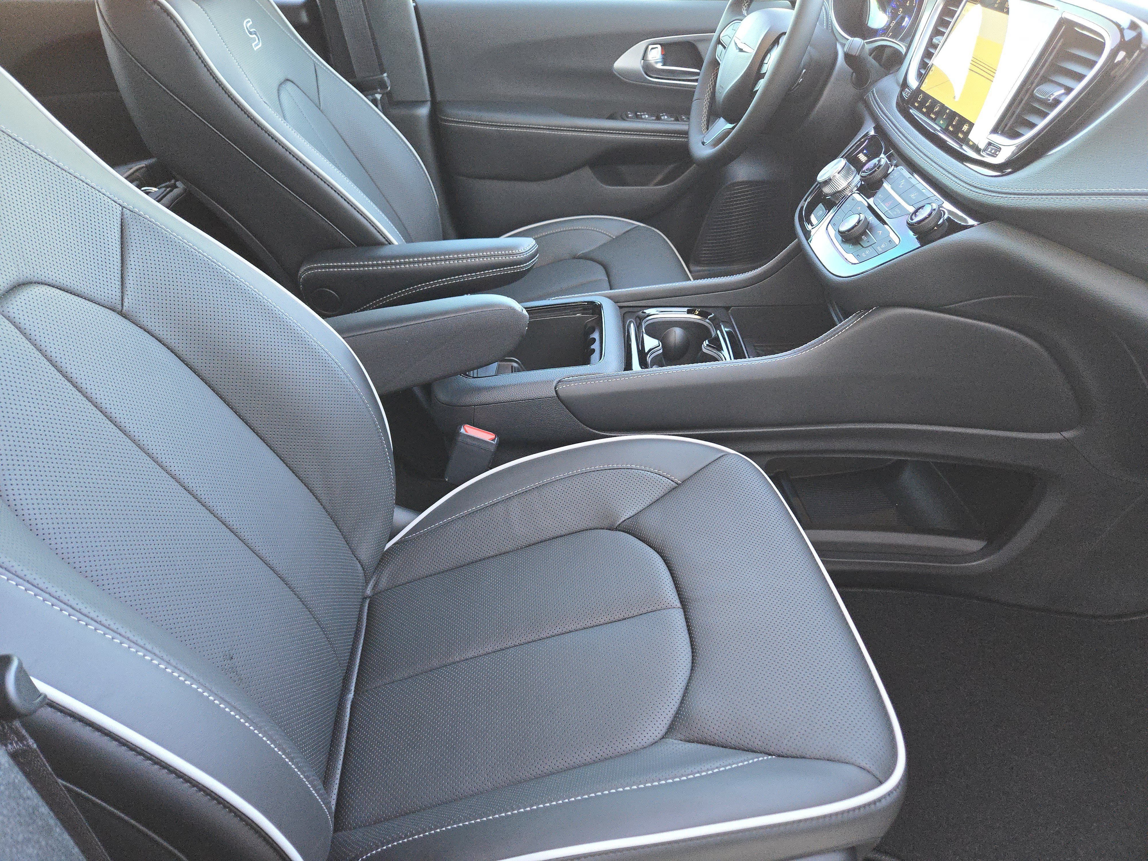 New 2026 Chrysler Pacifica Limited w/ S Appearance Package FWD image 11