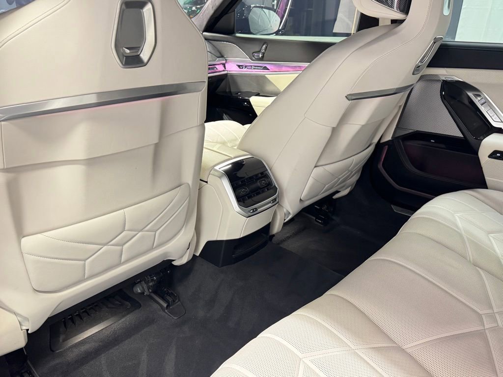 Used 2023 BMW 760i xDrive w/ Executive Package image 25