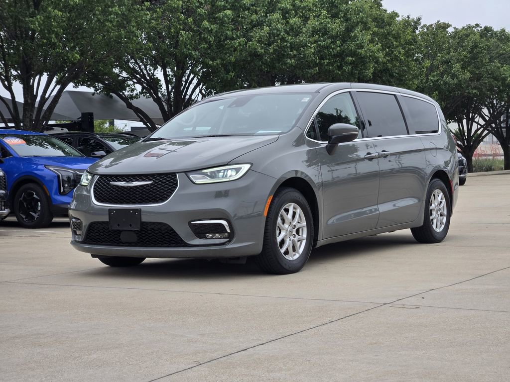 Used 2023 Chrysler Pacifica Touring-L FWD image 2