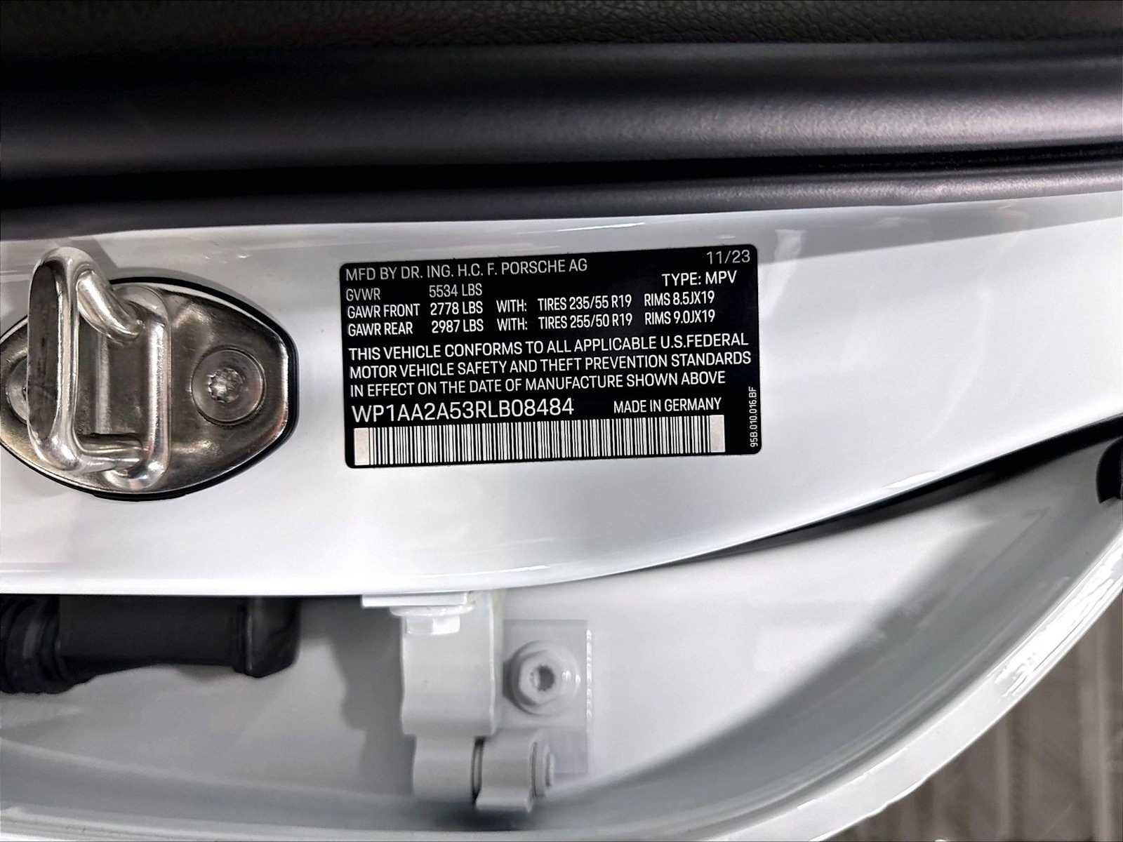 Used 2024 Porsche Macan w/ Premium Plus Package AWD/4WD image 35