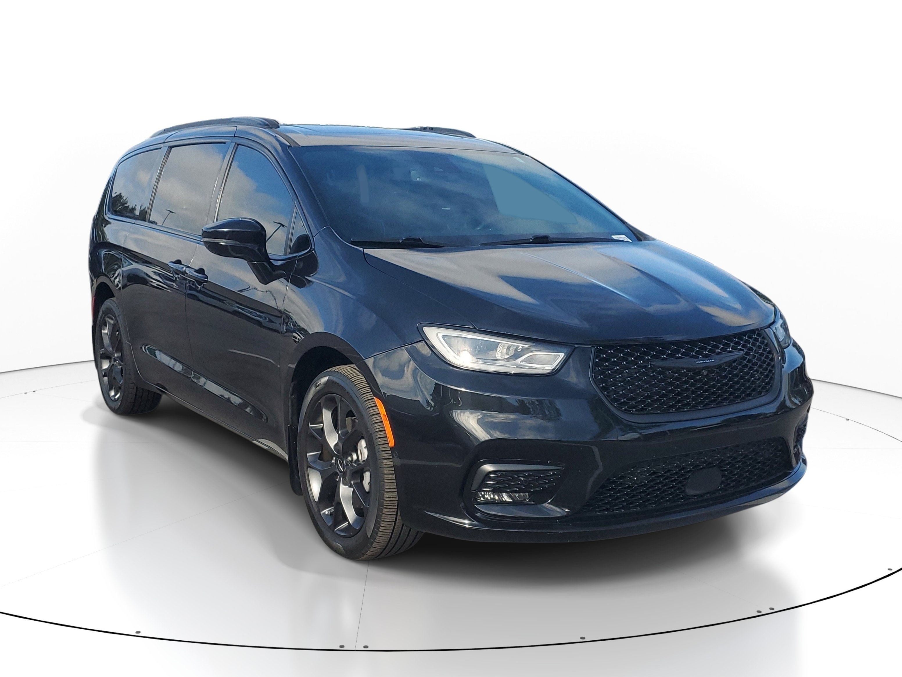 Used 2022 Chrysler Pacifica Limited w/ Uconnect Theater Family Group AWD/4WD image 2