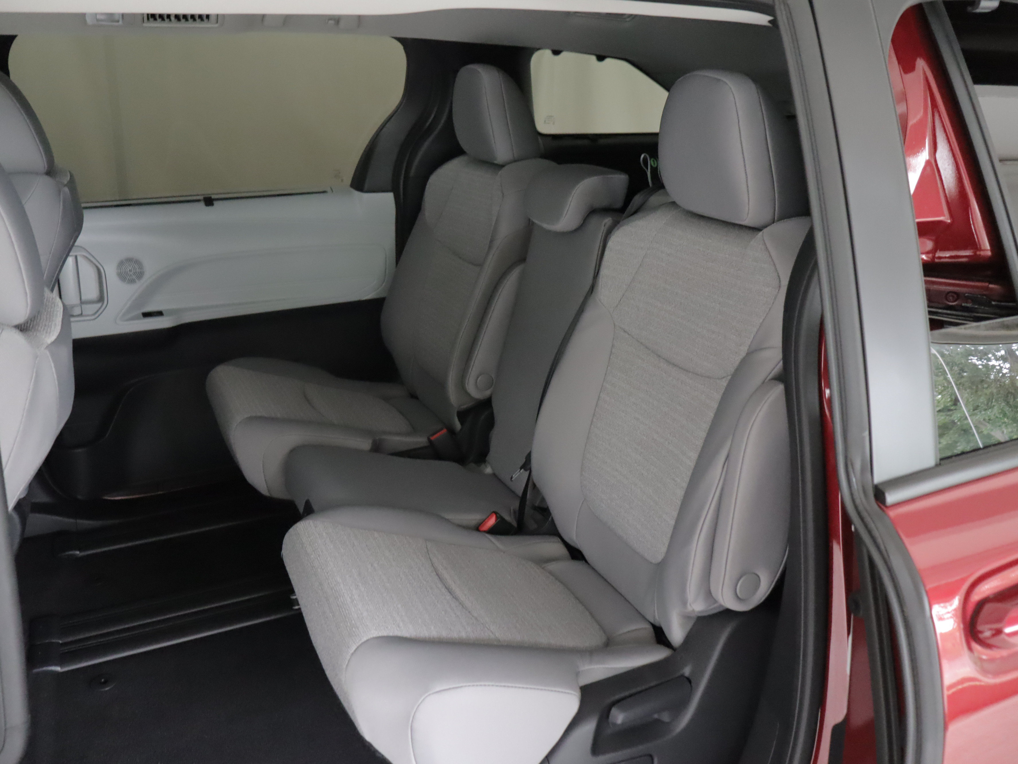 Used 2026 Toyota Sienna LE FWD image 8