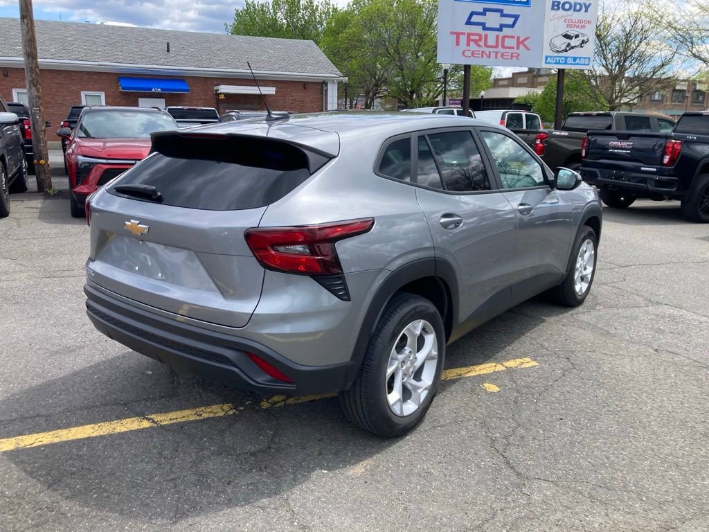 Used 2024 Chevrolet Trax LS w/ LS Convenience Package FWD image 6