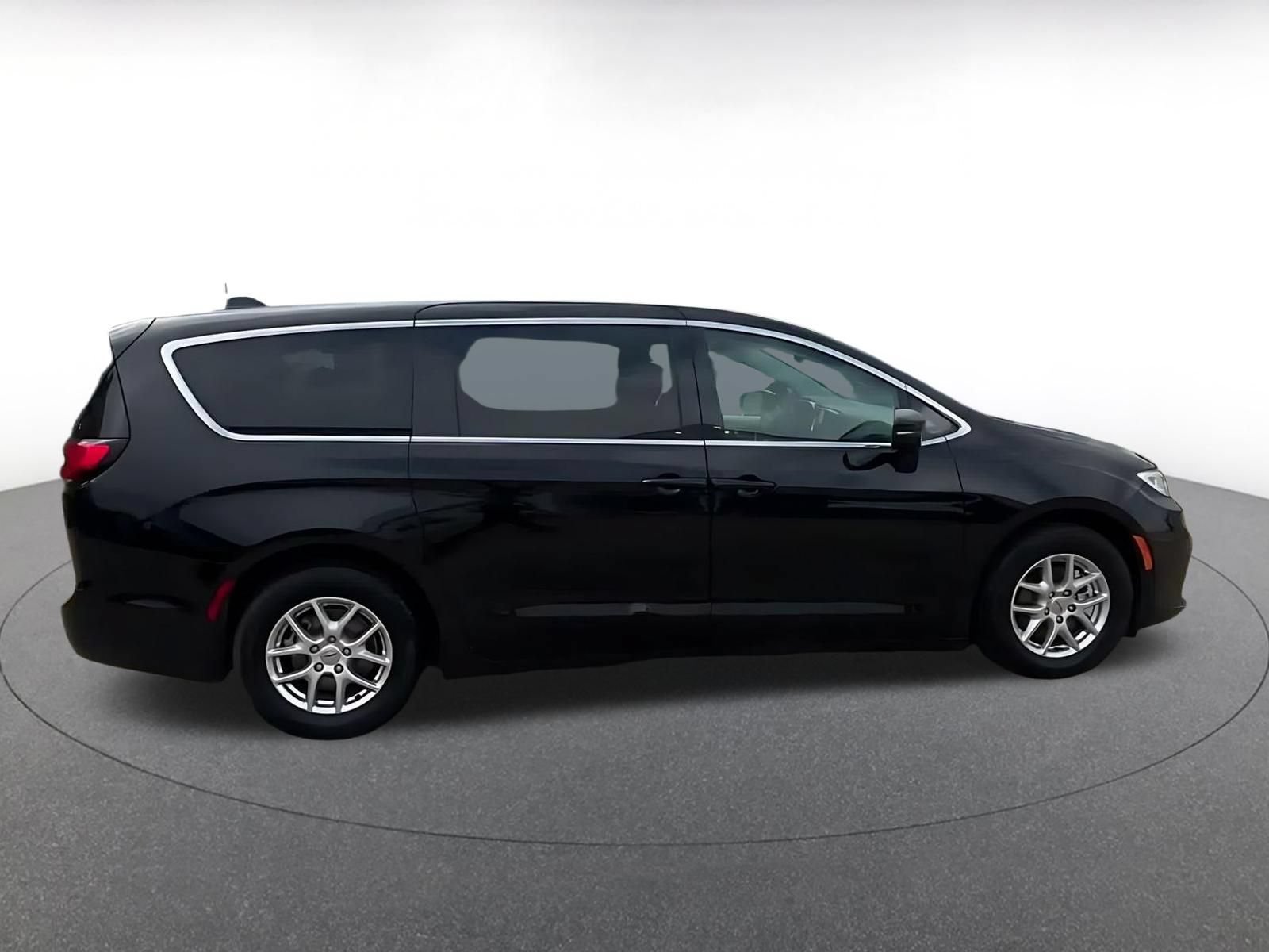 Used 2024 Chrysler Pacifica Touring-L FWD image 15