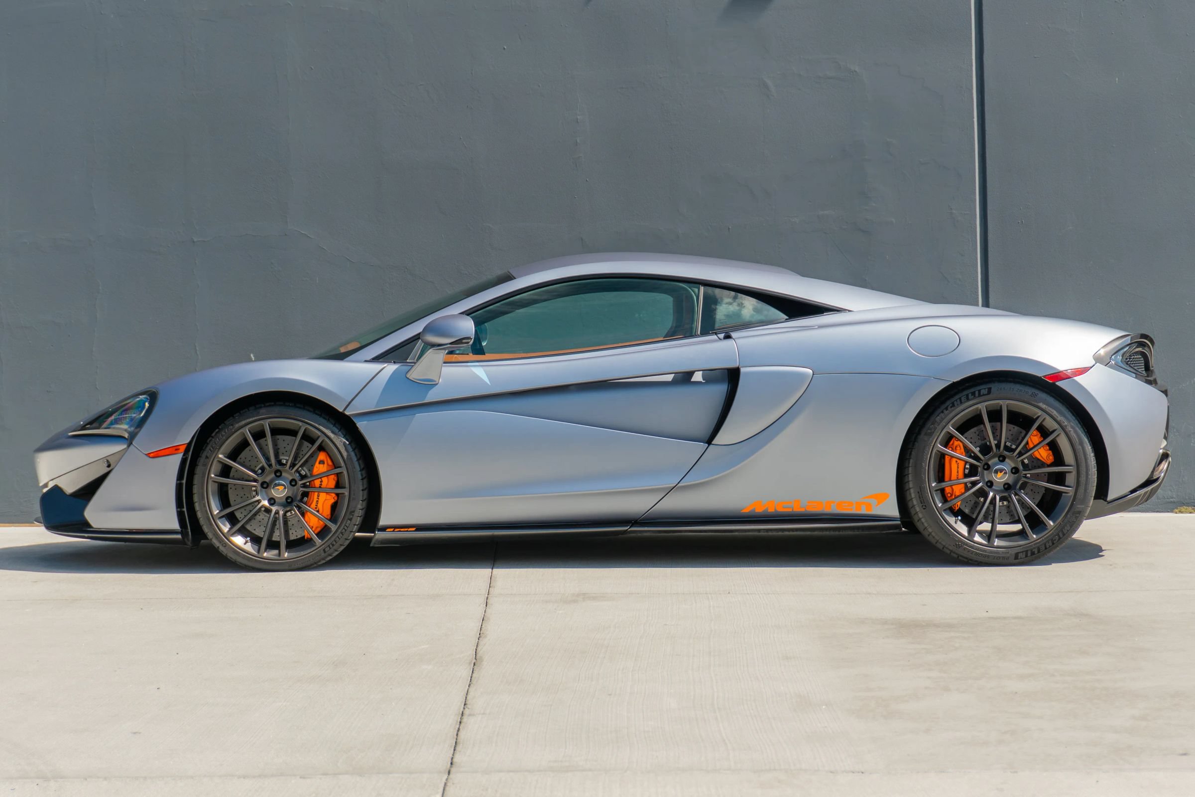 Used 2017 McLaren 570S Coupe RWD image 2