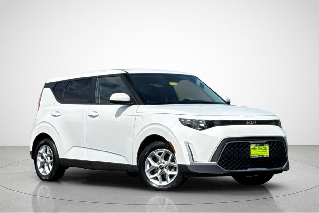 Used 2024 Kia Soul LX w/ Option Group 015 FWD image 2