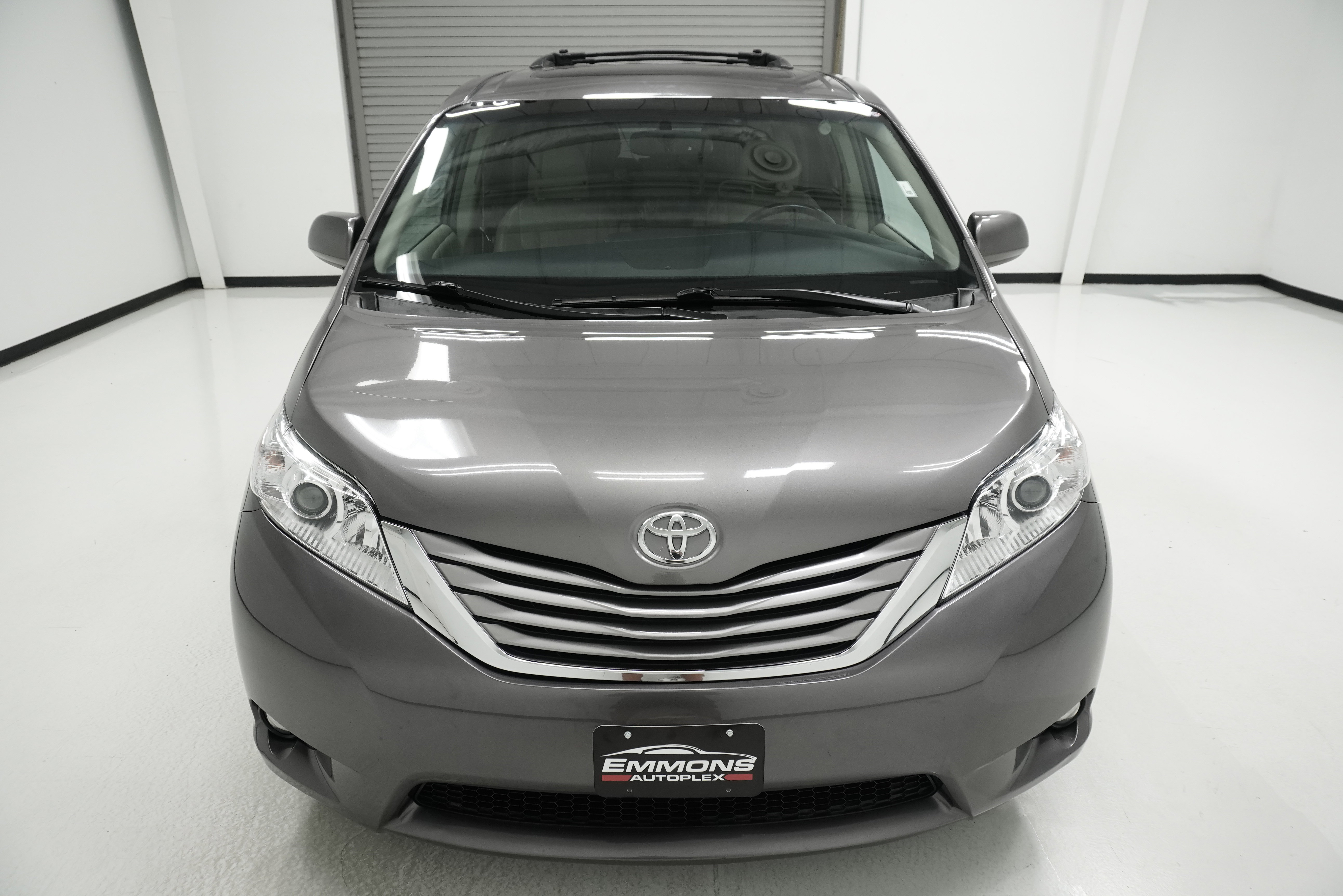 Used 2017 Toyota Sienna XLE w/ XLE Navigation Package FWD image 2