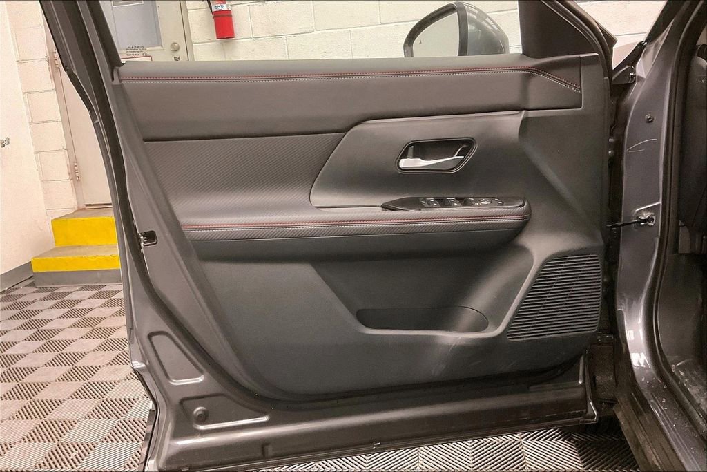 Used 2025 Nissan Kicks SR AWD/4WD image 22