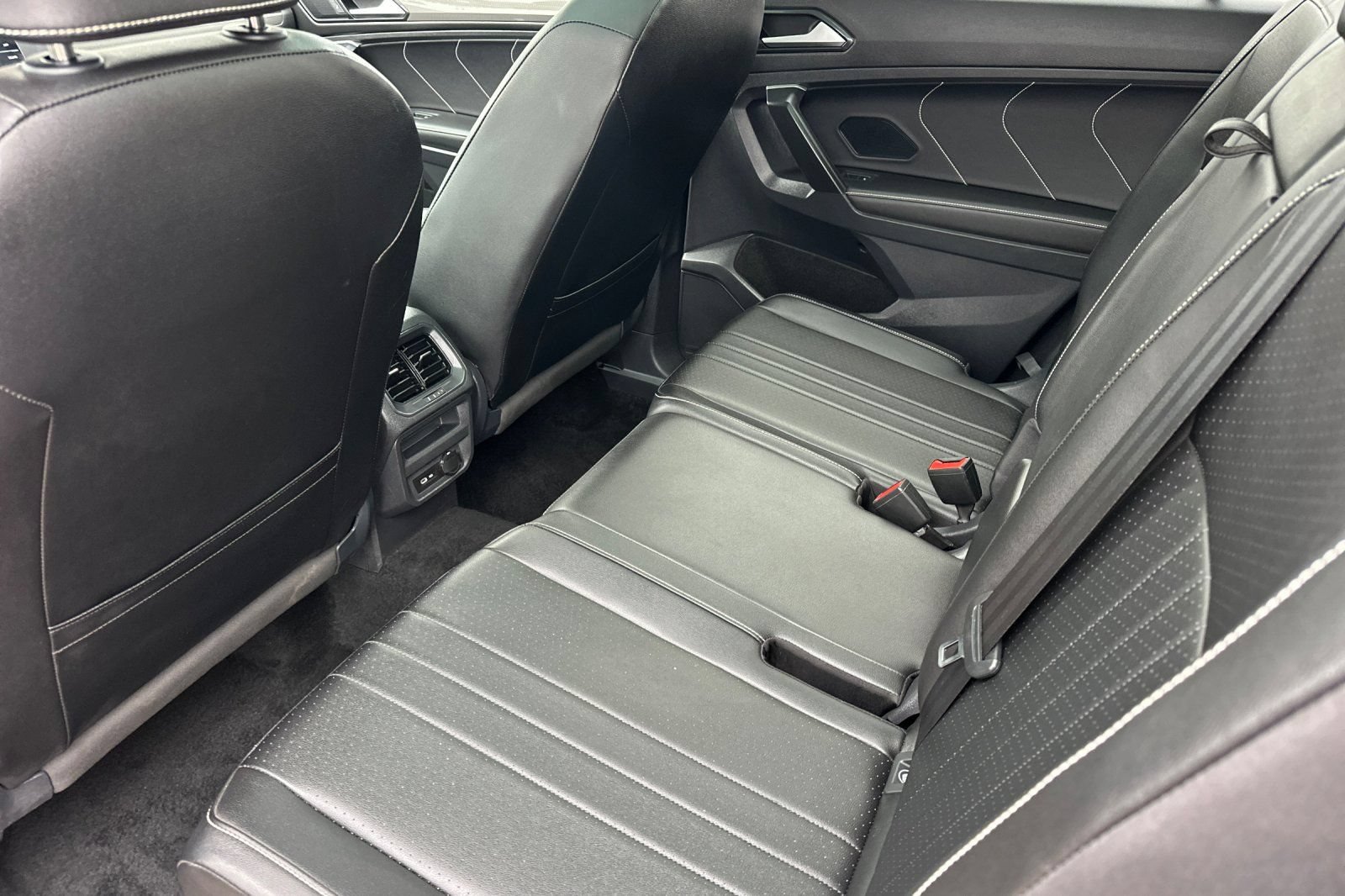 Used 2023 Volkswagen Tiguan SE FWD image 12