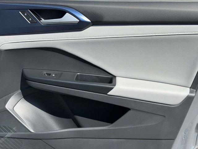 Used 2023 Volkswagen Taos SE w/ Panoramic Sunroof Package image 8