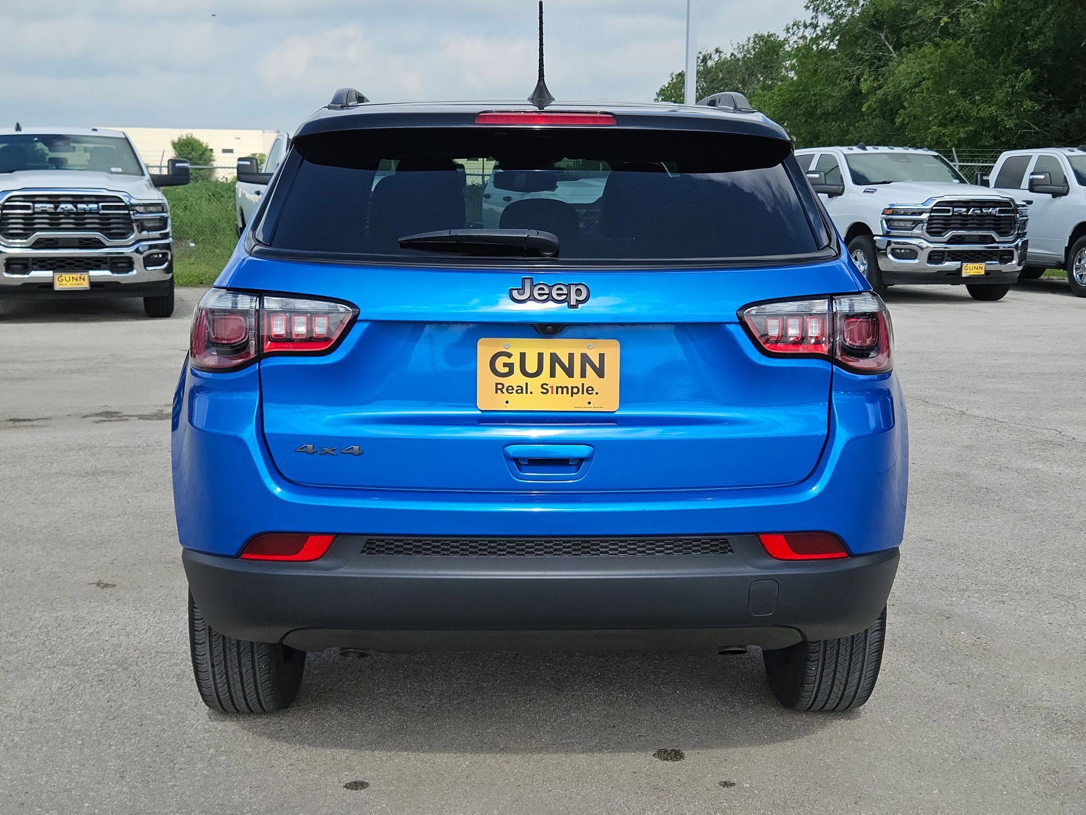 Used 2024 Jeep Compass Latitude w/ Convenience Group AWD/4WD image 4