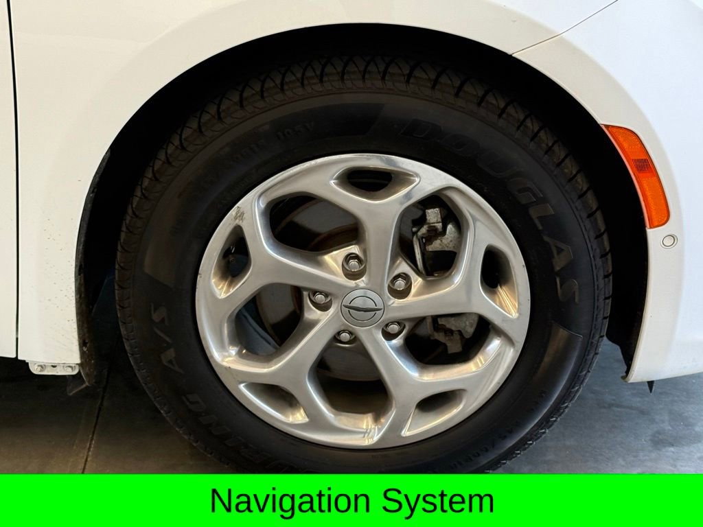 Used 2022 Chrysler Pacifica Limited FWD image 2