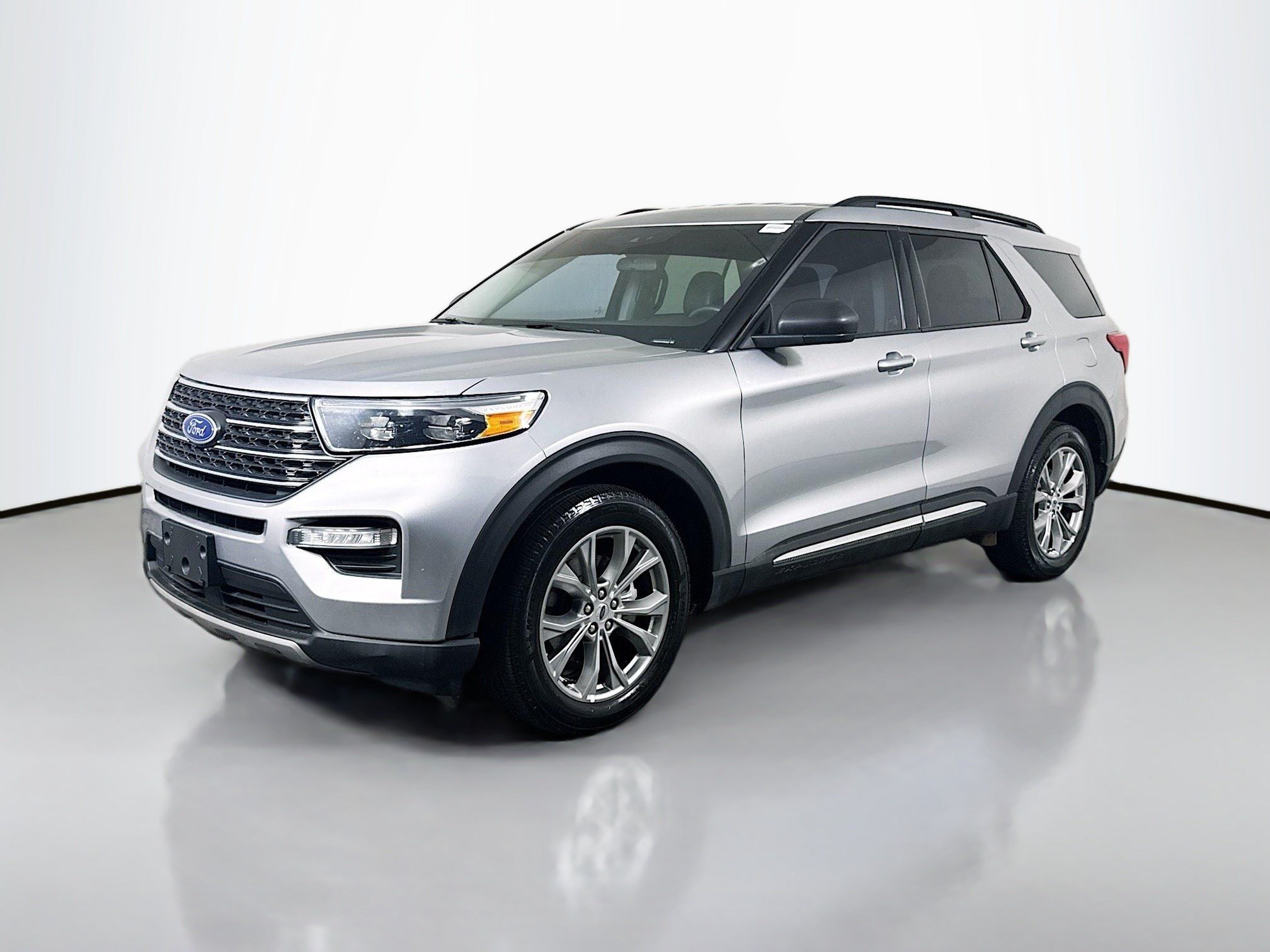 Used 2023 Ford Explorer XLT w/ Equipment Group 202A RWD image 4