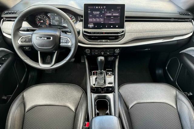 Used 2024 Jeep Compass Latitude image 10