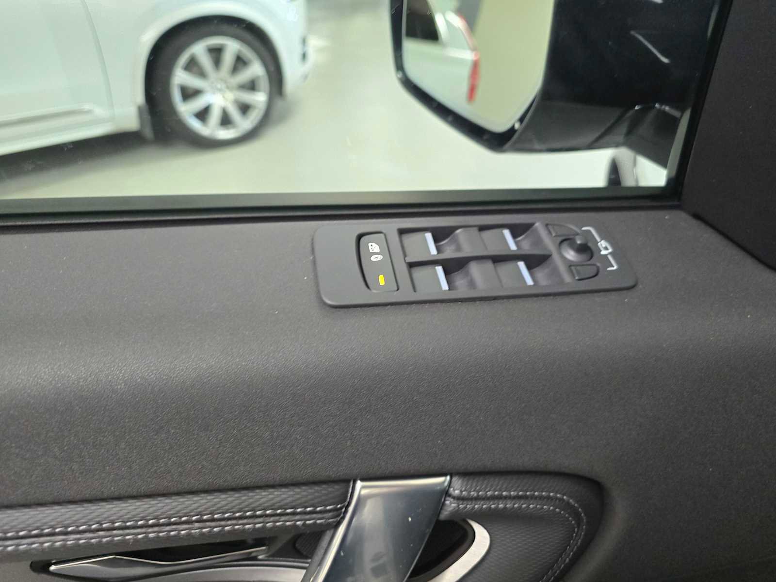 Certified 2025 Land Rover Discovery Sport Dynamic SE image 24