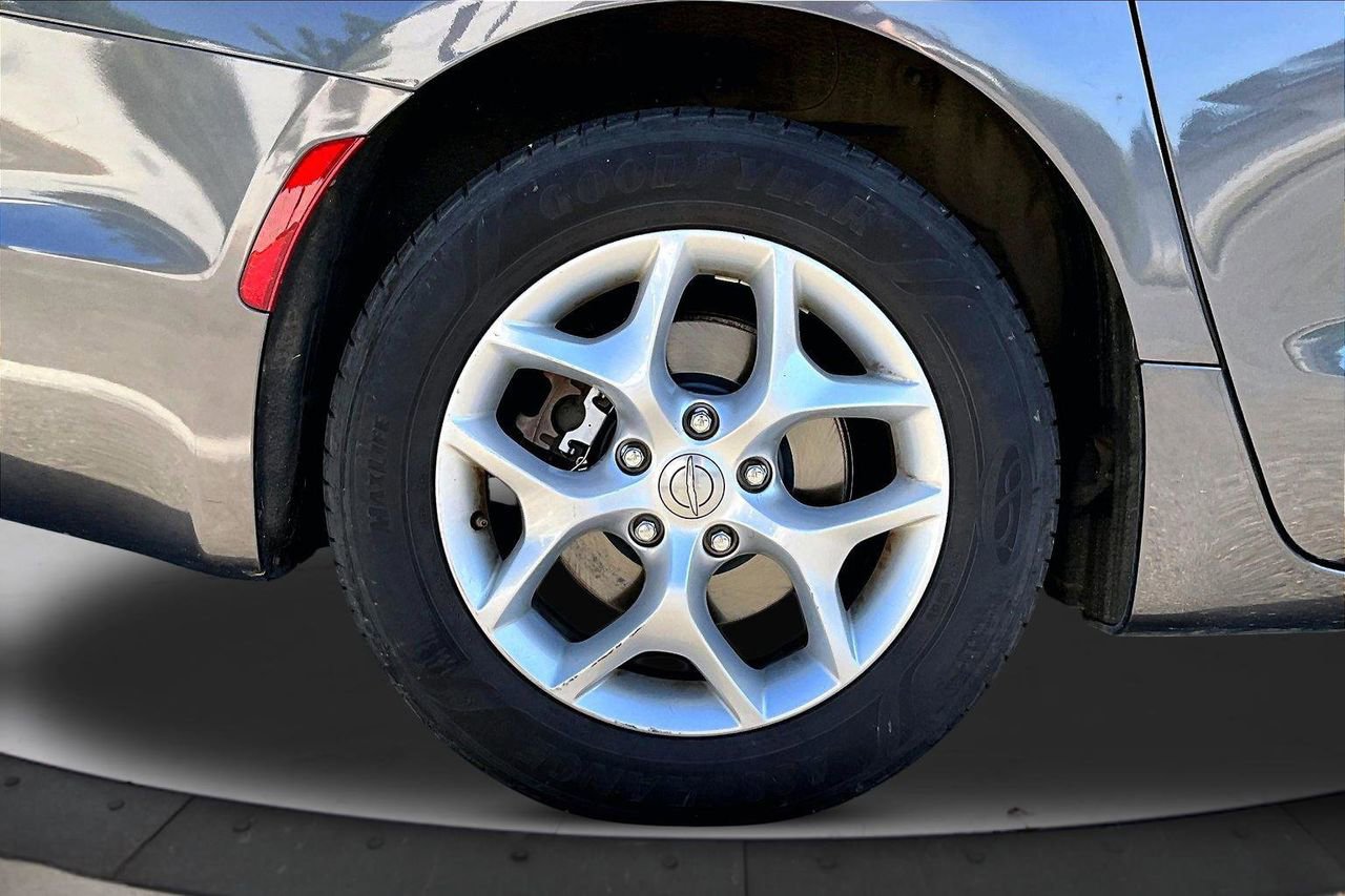 Used 2017 Chrysler Pacifica Touring-L Plus w/ Tire & Wheel Group FWD image 36