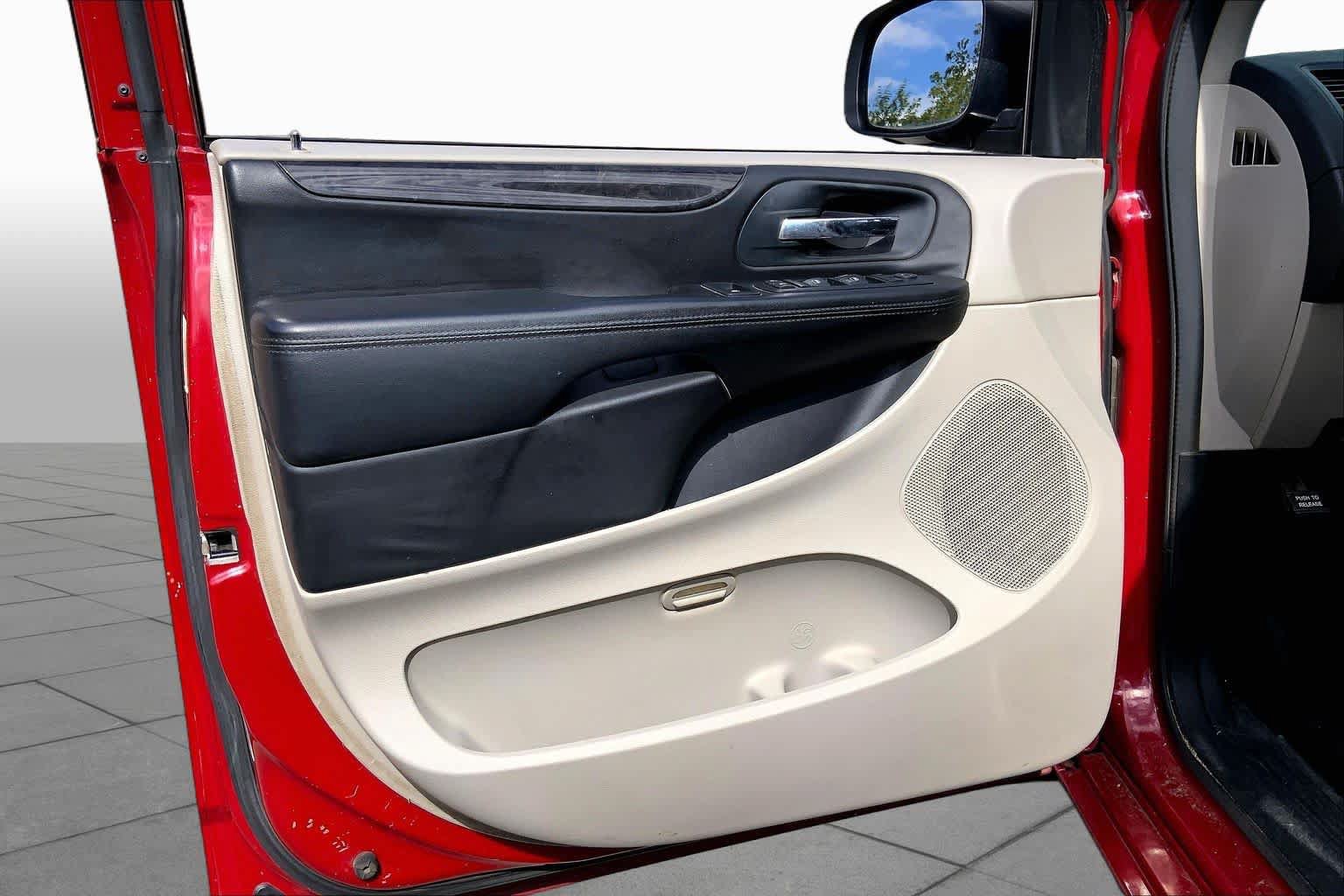 Used 2013 Dodge Grand Caravan SXT FWD image 22