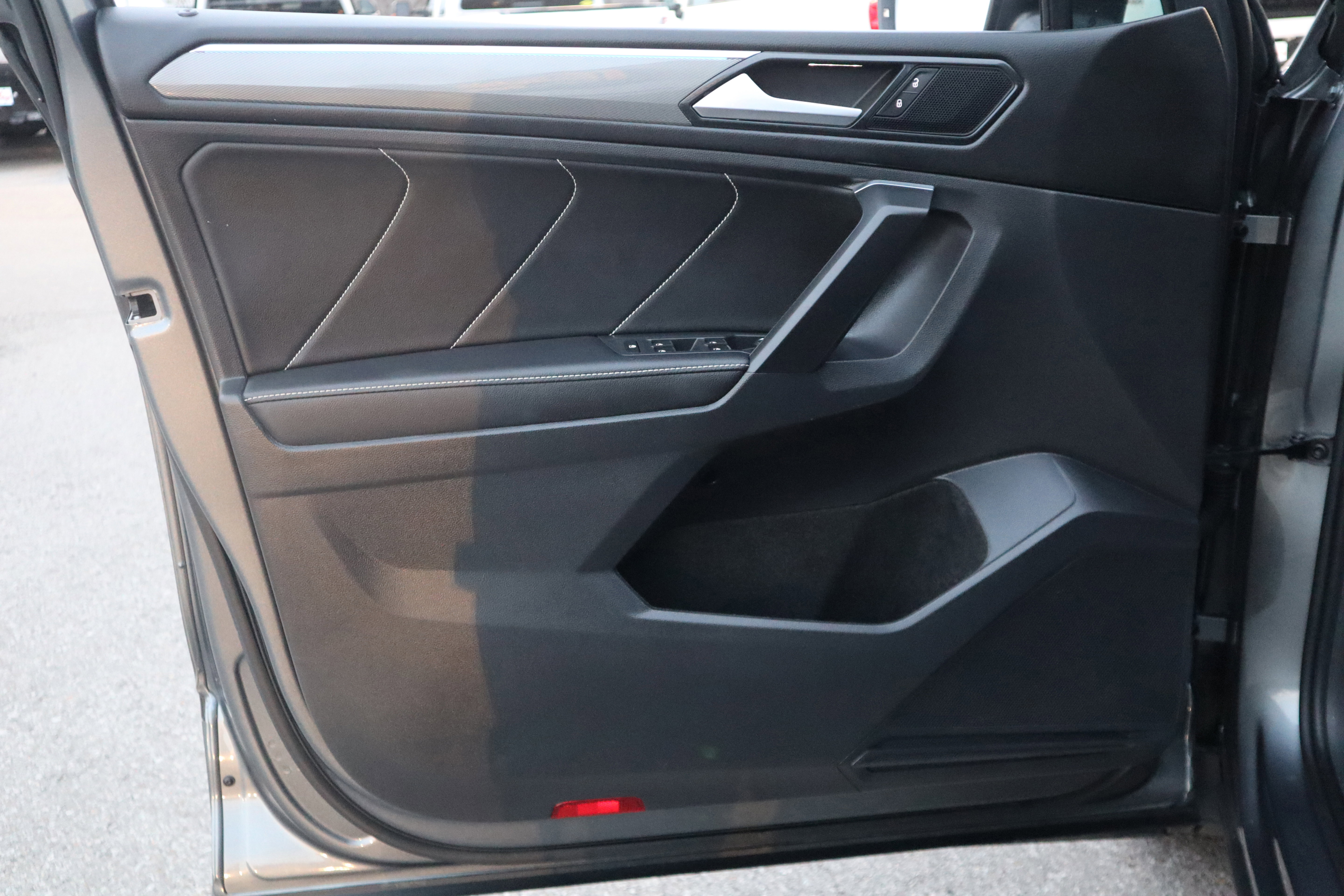 Used 2023 Volkswagen Tiguan SE R-Line image 25