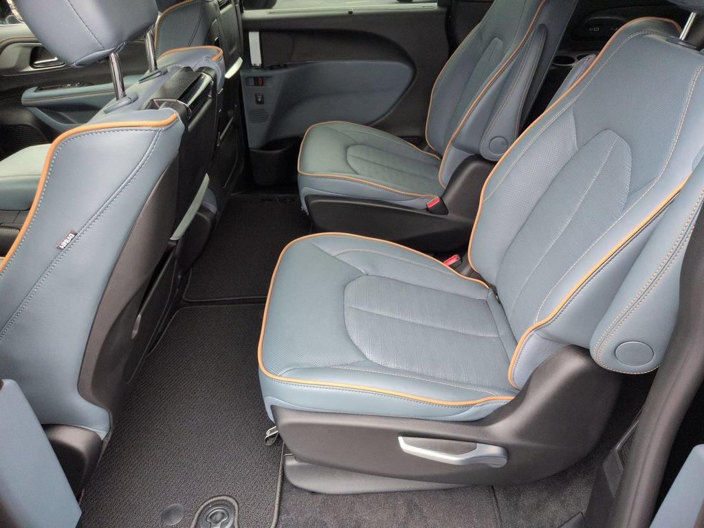 New 2027 Chrysler Pacifica Pinnacle w/ Theater Group FWD image 29