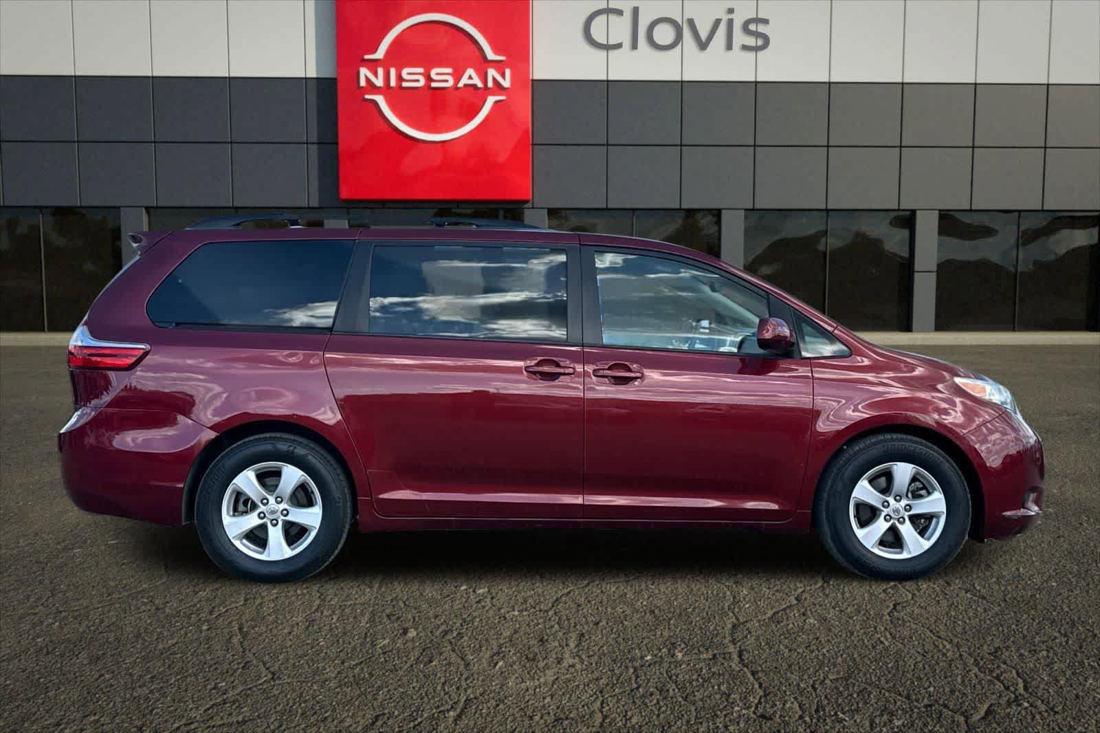 Used 2017 Toyota Sienna LE image 9