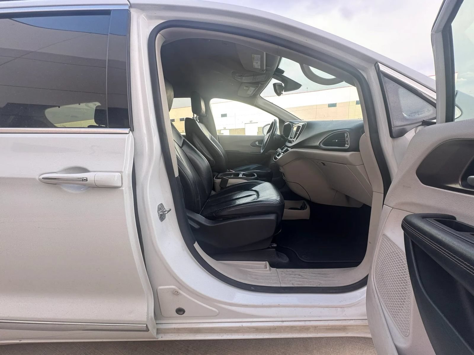 Used 2018 Chrysler Pacifica Touring-L FWD image 12