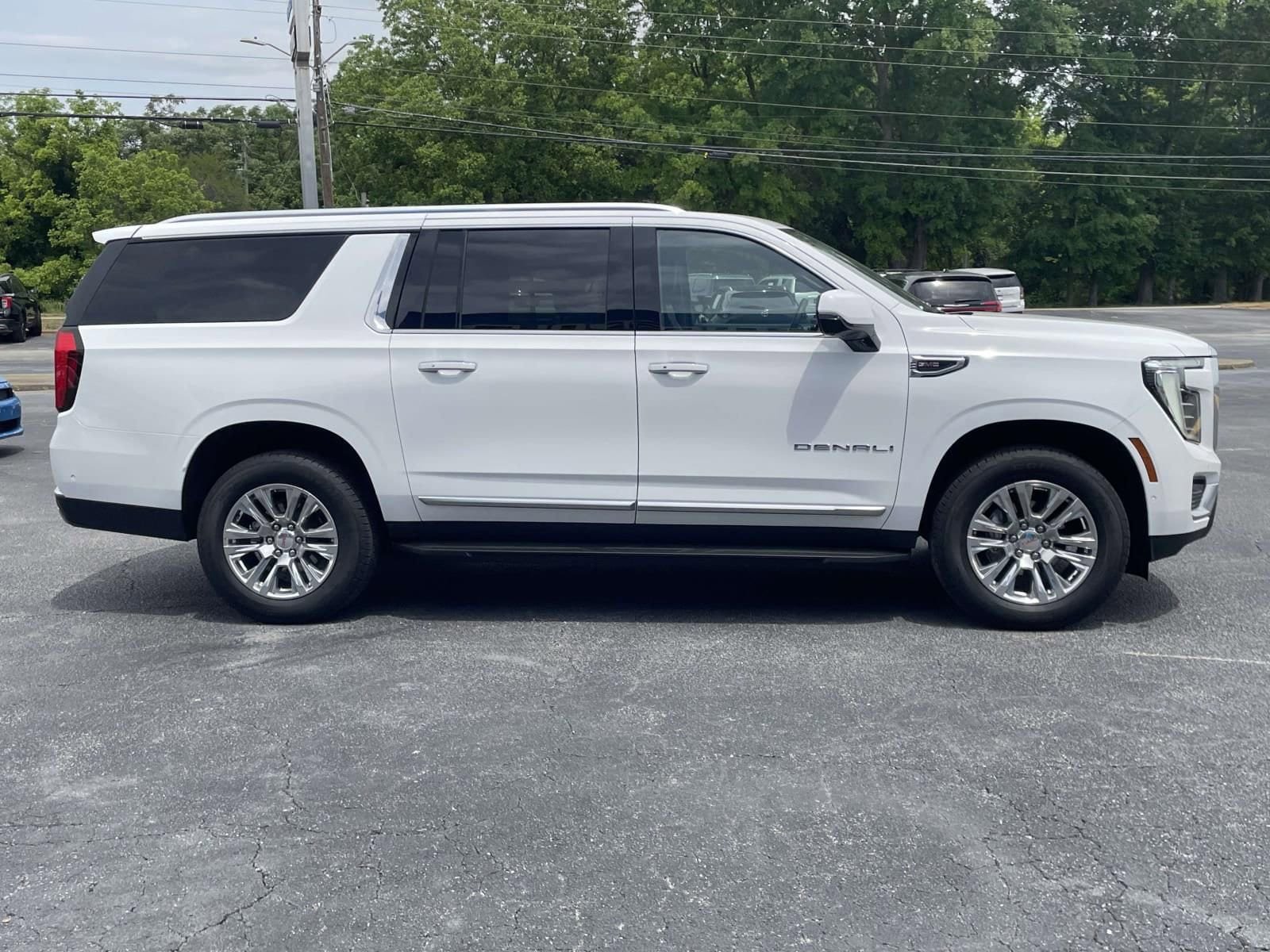 Used 2025 GMC Yukon XL Denali AWD/4WD image 2