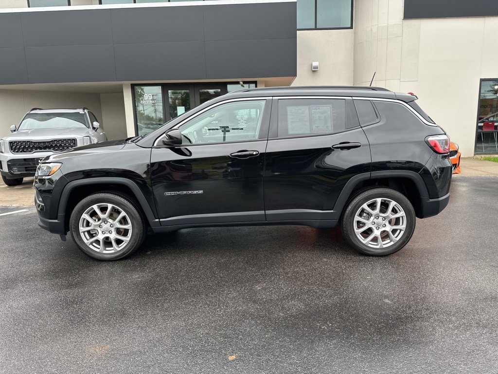 Used 2022 Jeep Compass Latitude image 2