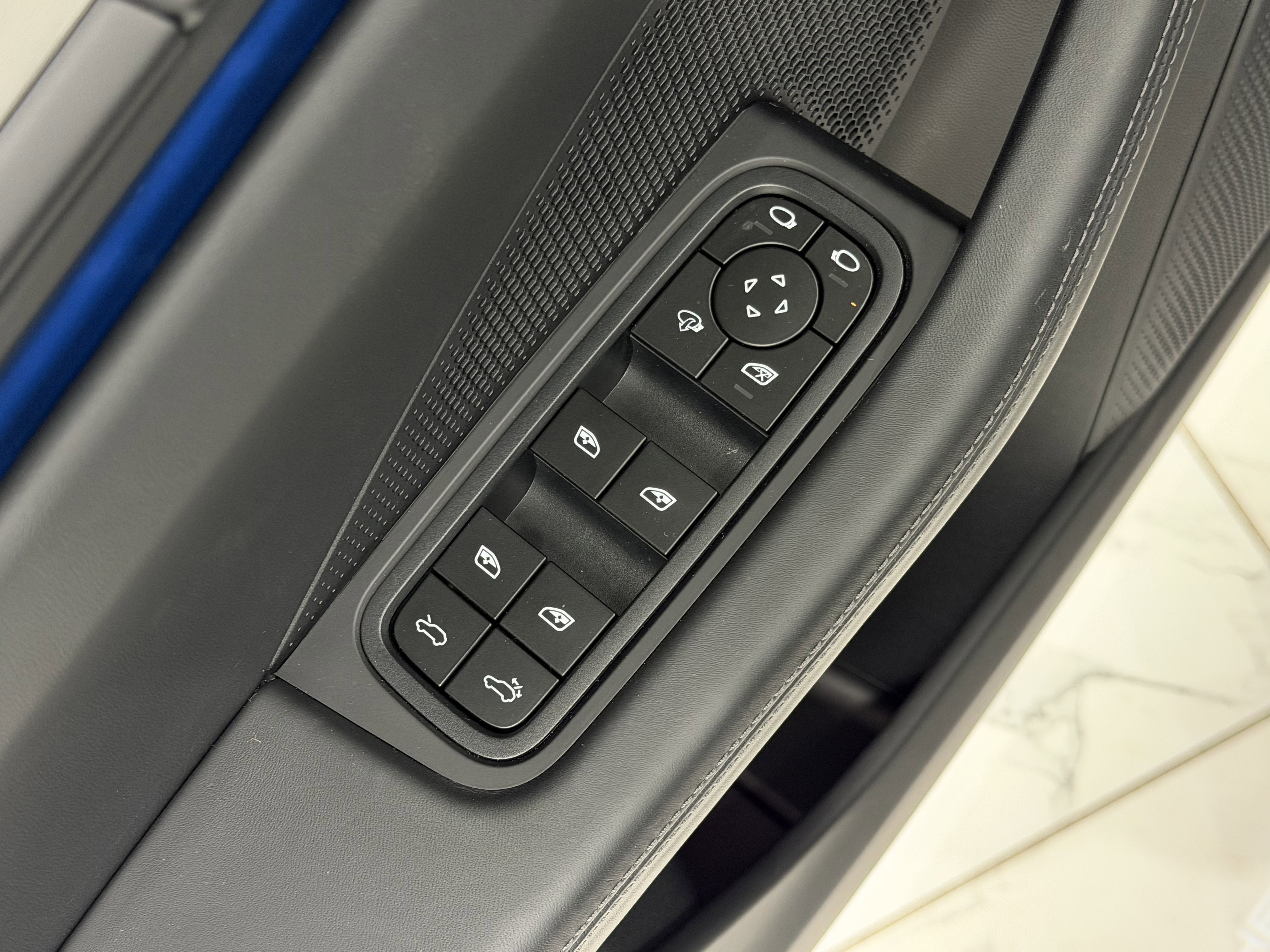 Certified 2025 Porsche Macan 4S Electric AWD/4WD image 33