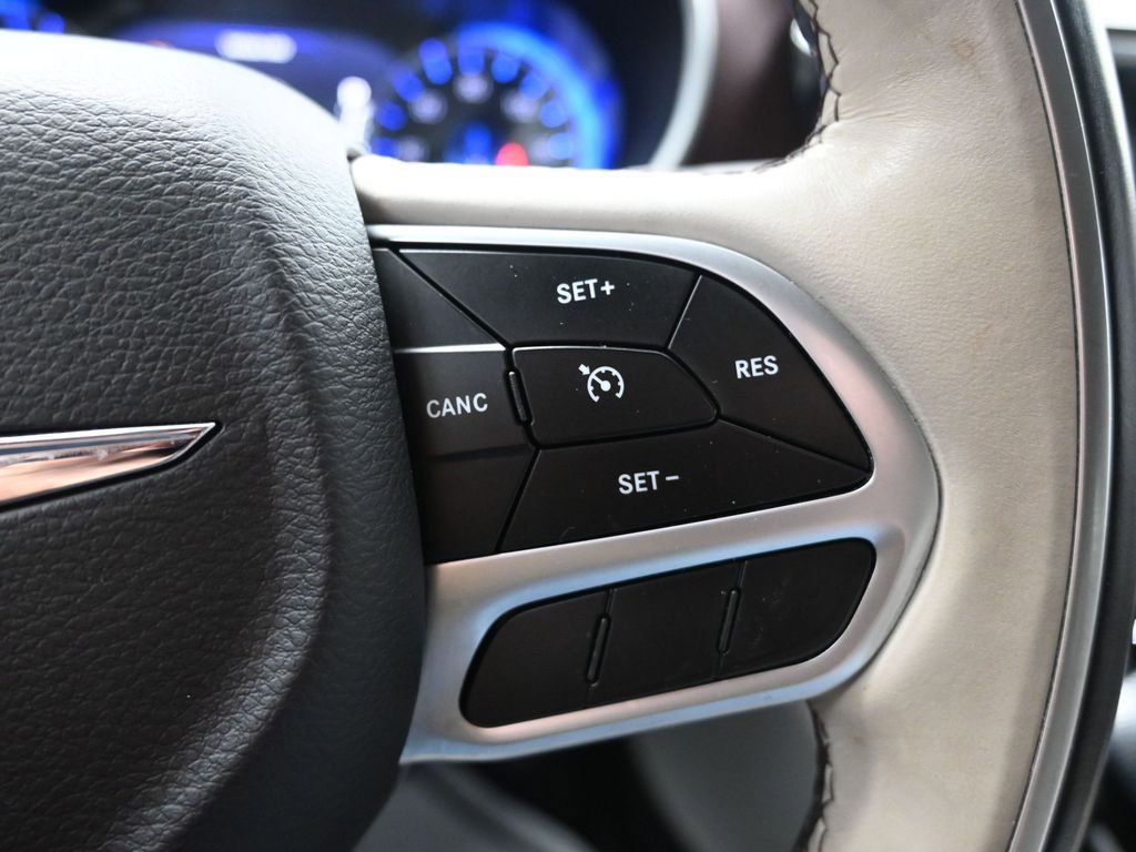 Used 2018 Chrysler Pacifica Limited image 25