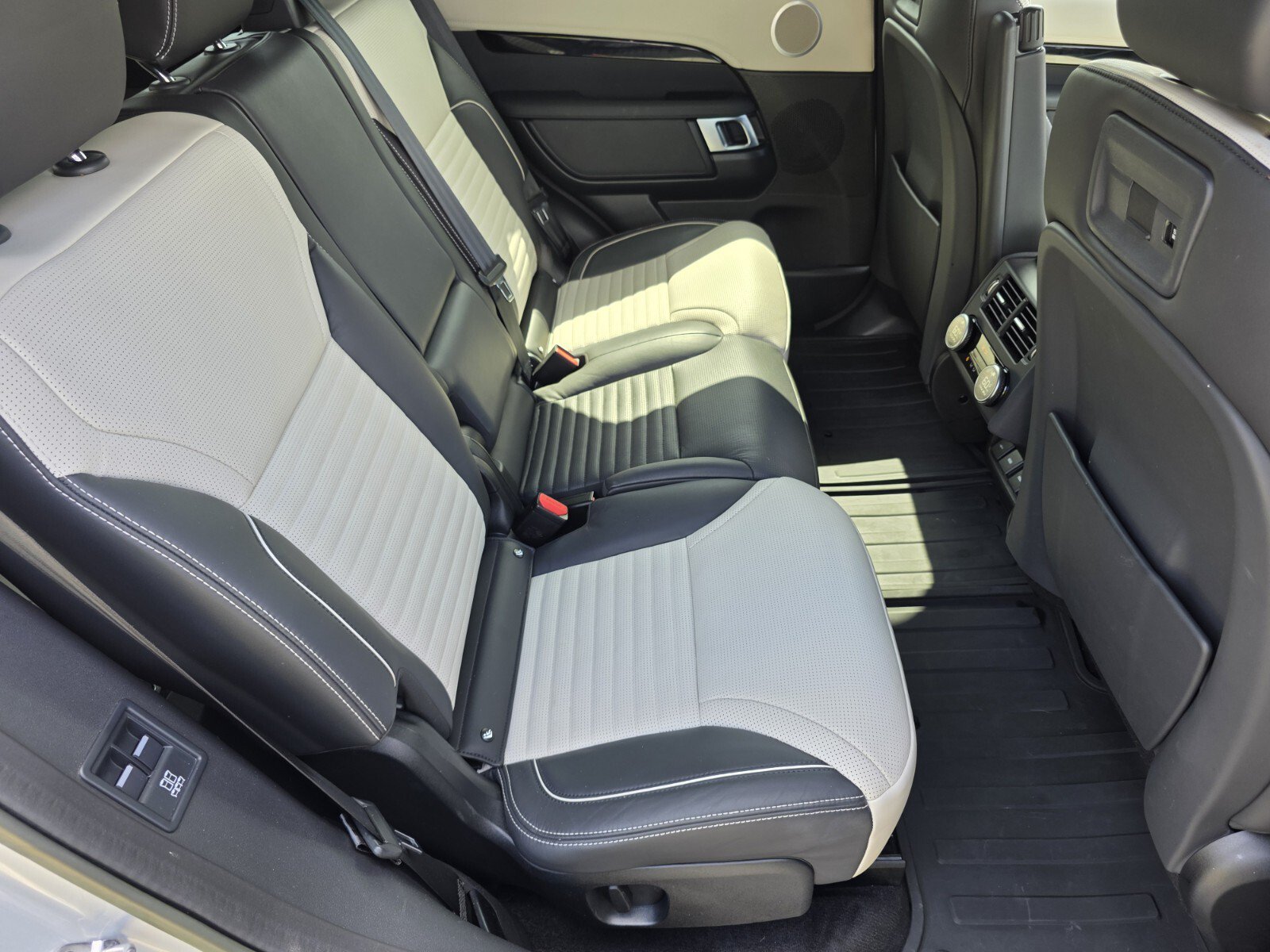 Certified 2023 Land Rover Discovery HSE R-Dynamic AWD/4WD image 5