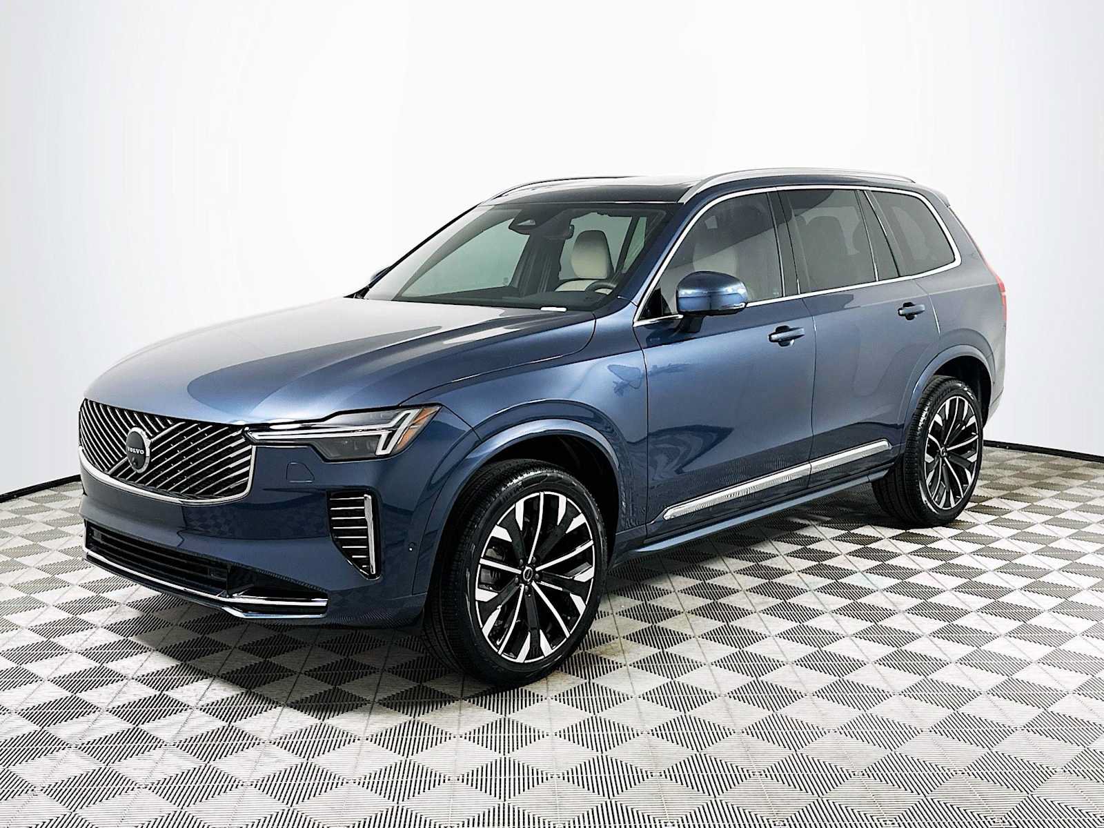 New 2026 Volvo XC90 B6 Plus w/ Protection Package Premier AWD/4WD image 3