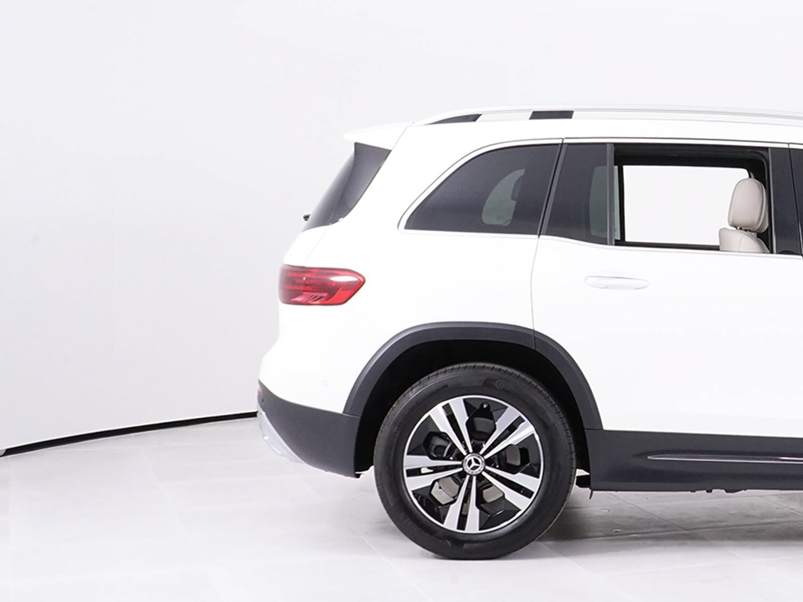 Used 2025 Mercedes-Benz GLB 250 4MATIC image 14