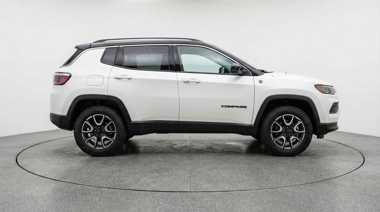 Used 2025 Jeep Compass Trailhawk image 11