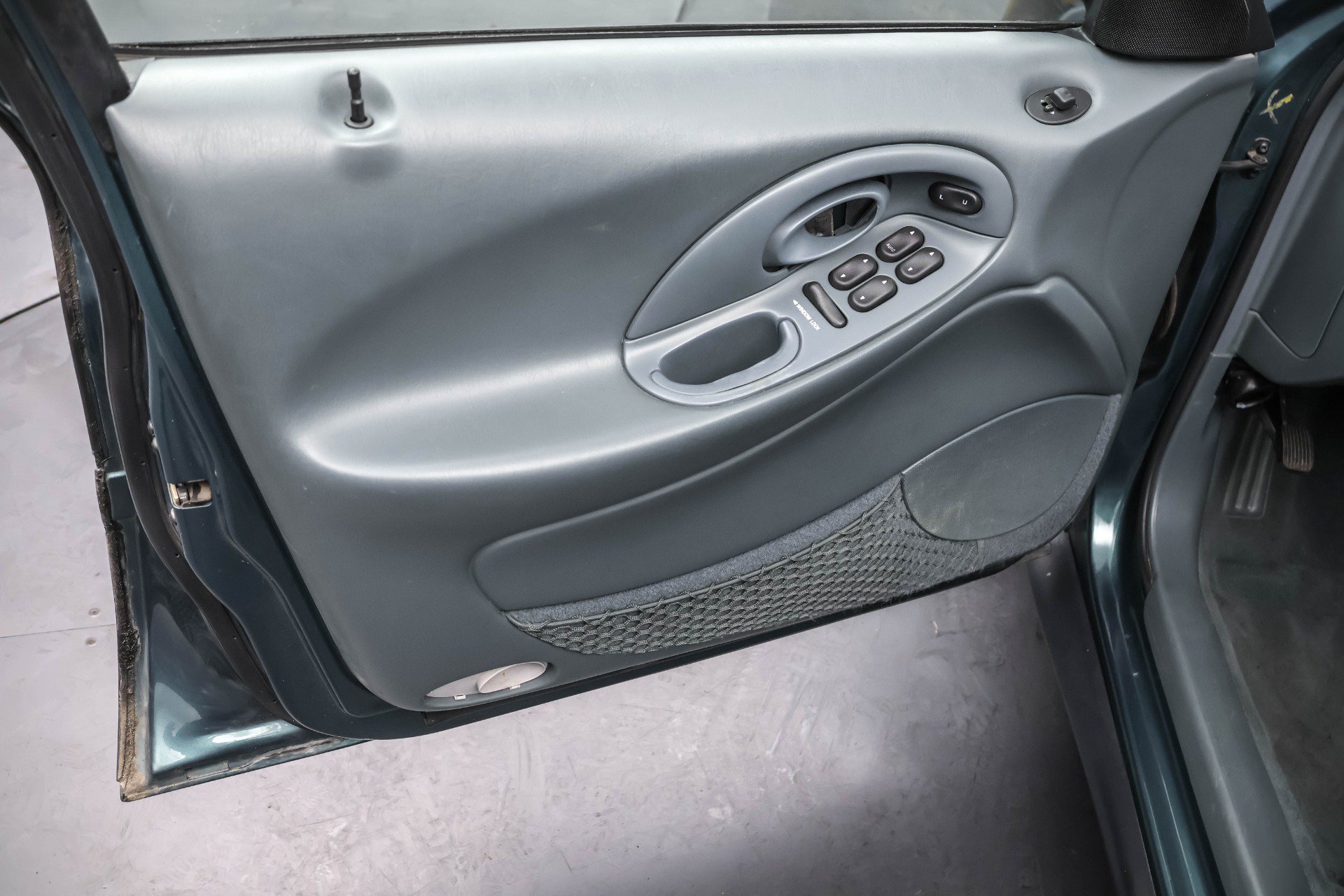 Used 1997 Ford Taurus GL FWD image 8