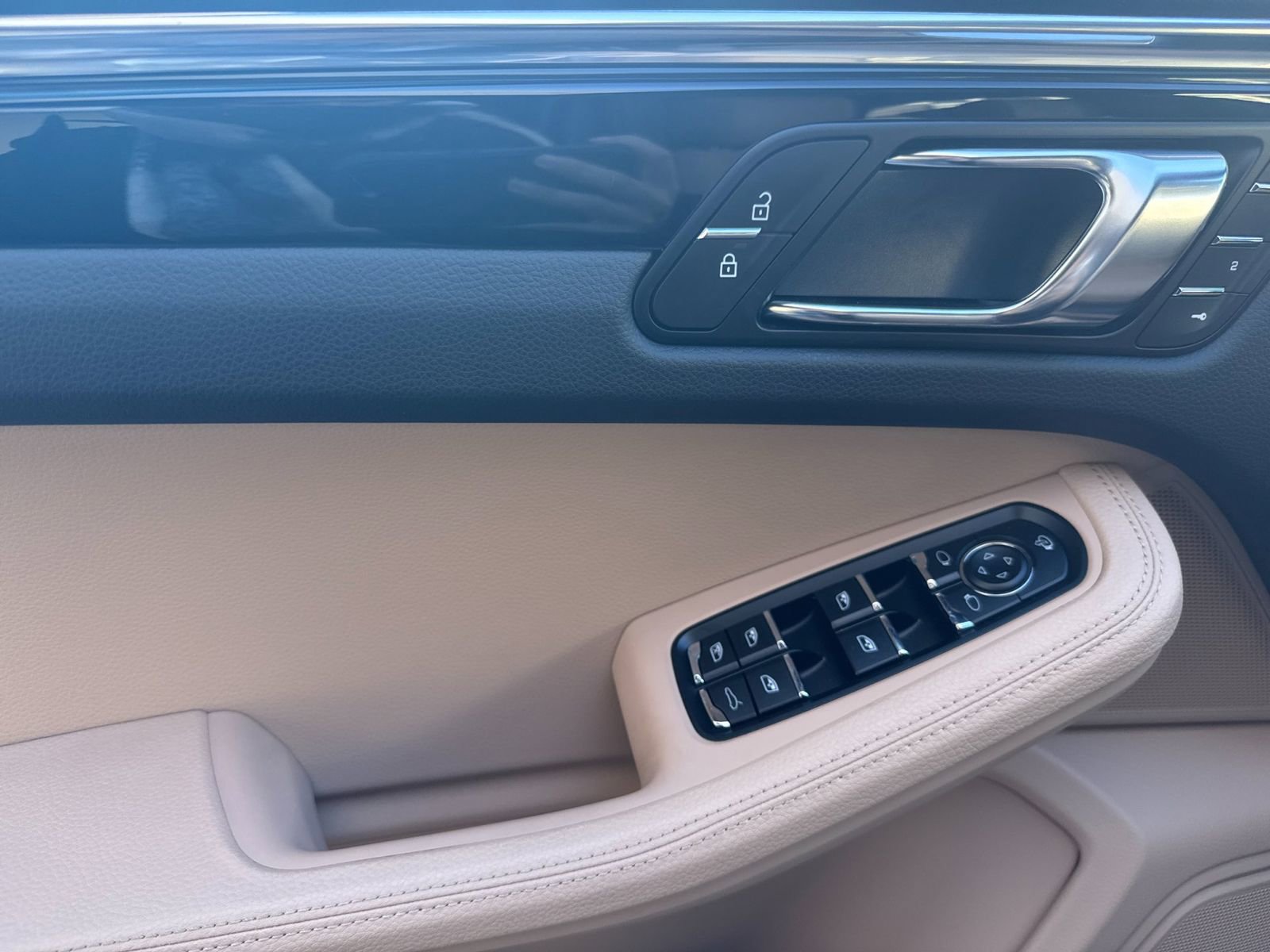 Certified 2025 Porsche Macan image 12