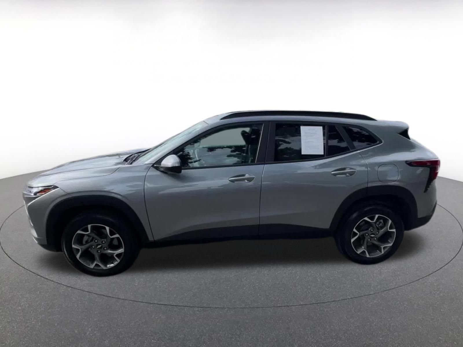 Used 2025 Chevrolet Trax LT w/ LT Convenience Package FWD image 9