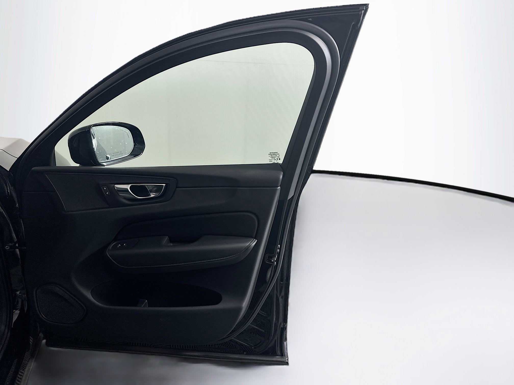 Used 2025 Volvo XC60 B5 Plus image 35