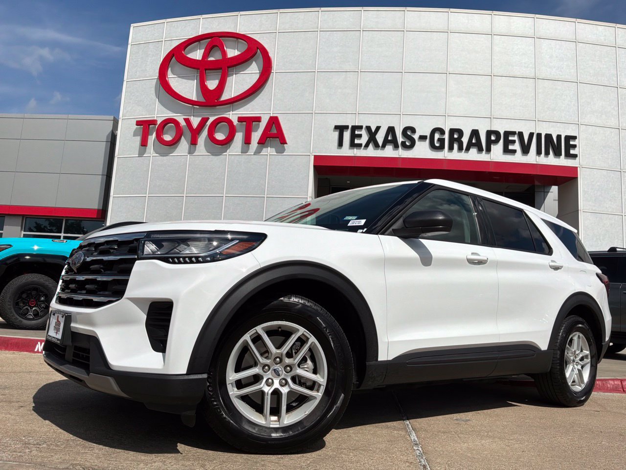 Used 2026 Ford Explorer Active RWD image 2